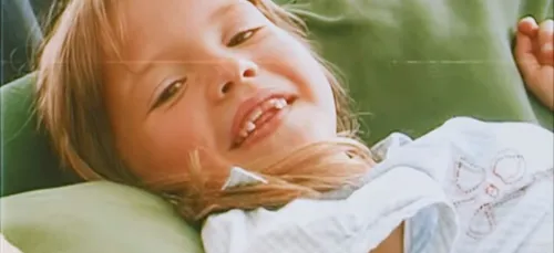 Angèle dévoile le clip de "Flou" avec des vidéos de son enfance