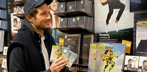 Vianney achète son album dans un magasin et il en offre un à une fan