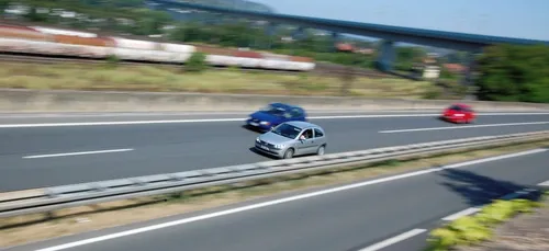 Deux conducteurs font la course à près de 230 km/h sur l'A31 en...