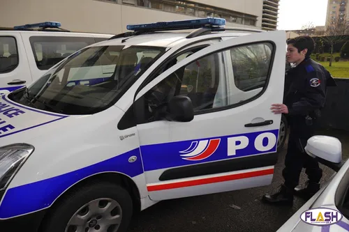 Un homme menaçant avec un sabre au Square des Emailleurs