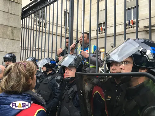 Les salariés de GM & S à l'assaut de l'ancien hôtel de région