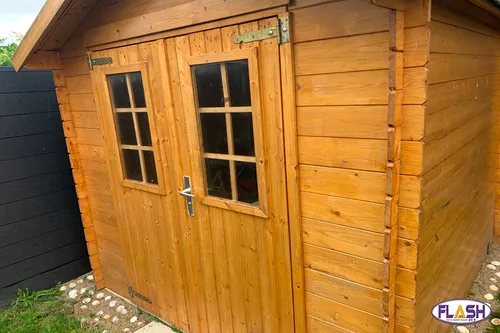 Un homme se retrouve piégé par un chien dans un cabanon de jardin