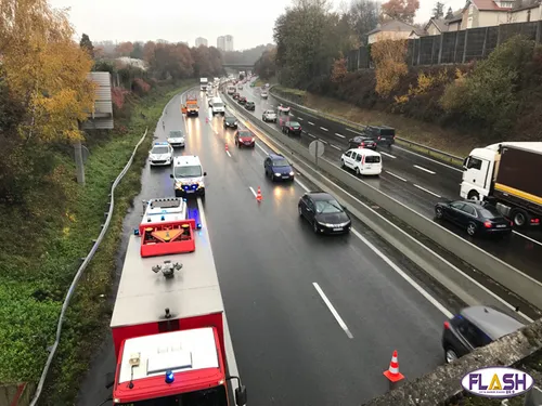 Une jeune femme saute du pont de la rue Aristide Briand pour se...