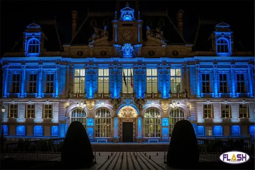 La façade de la mairie de Limoges aux couleurs du drapeau israélien