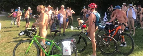 La cyclonudista : une course de cyclistes nus à Rennes