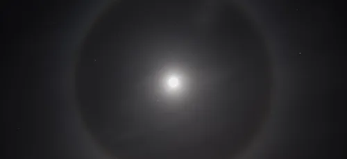 Un magnifique halo de lumière autour de la lune