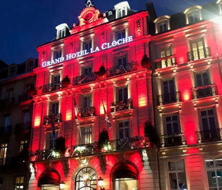 Le Palais des Ducs et l’hôtel de la Cloche illuminés en rouge...