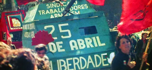 Portugal : les portugais célèbrent la Révolution des Œillets...