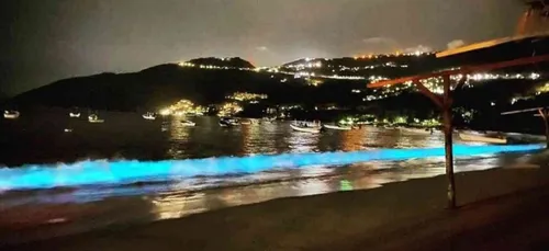 Des vagues bleues se brisent sur une plage mexicaine (vidéo)