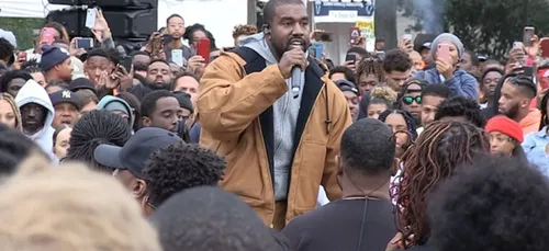Kanye West improvise un concert dans une université