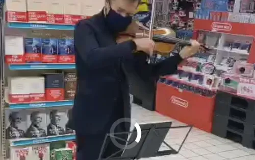 Le violoniste Renaud Capuçon donne un concert surprise dans les...