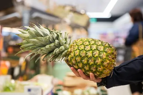 Une araignée exotique dans un ananas acheté au supermarché