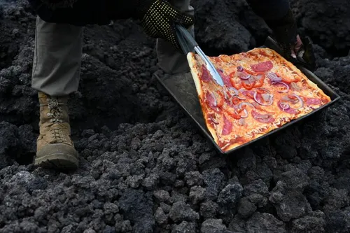 Au Guatemala, un pizzaïolo fait cuire ses pizzas à la chaleur d’un...