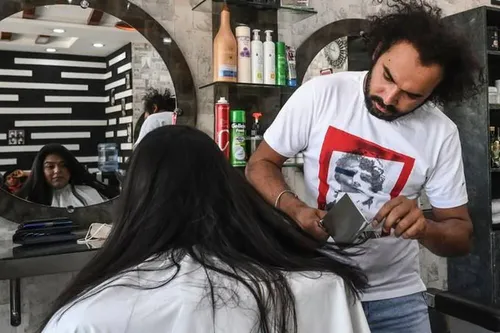 Un coiffeur coupe les cheveux de ses clients au hachoir ou au...