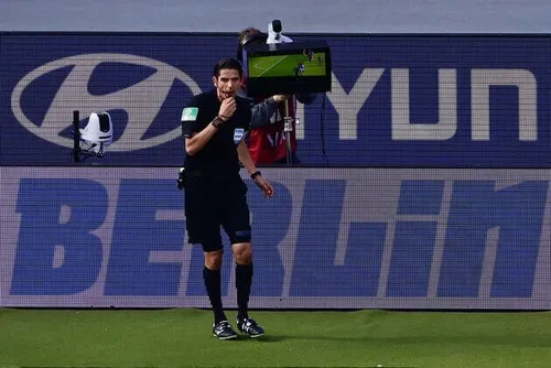 Le camion de la VAR se trompe de stade, un match commence avec 15...