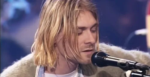 Six cheveux de Kurt Cobain vendus pour 14  000  dollars aux enchères