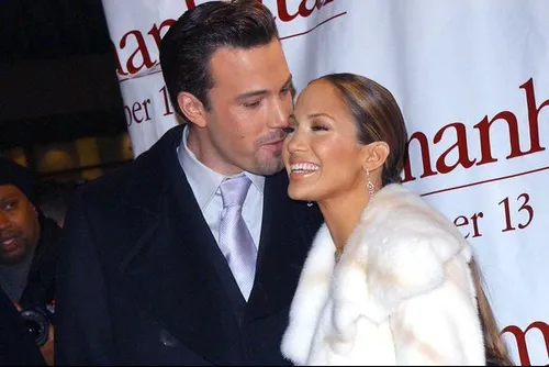 Un baiser langoureux de Ben Affleck et Jennifer Lopez enflamme le...