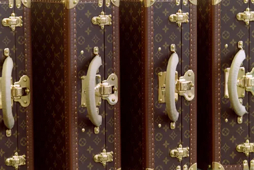 "Affaire conclue" : la valise Vuitton présentée à la vente était en...