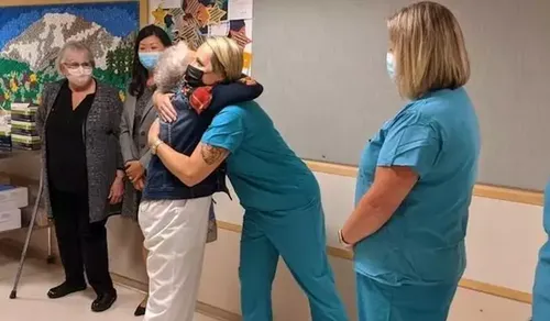 L’infirmière en activité la plus âgée des États-Unis prend sa...