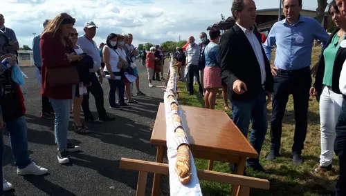 Avec 81,20 mètres, la Mayenne bat le record du monde du plus long...