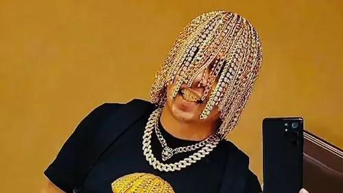 Un rappeur mexicain se fait implanter des chaînes en or sur la tête