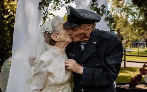 77 ans après, ce couple de 97 et 98 ans fait enfin ses photos de...