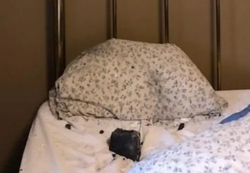 Une météorite atterrit sur son lit en pleine nuit