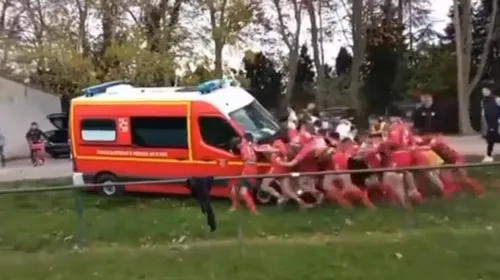 Les rugbymen de Toulon et de Nîmes dégagent un camion de pompiers...