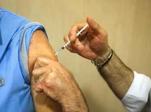Un Italien tente de se faire vacciner un faux bras en silicone