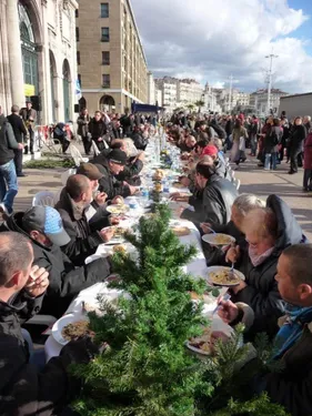 Marseille : le repas solidaire d'Emmaus