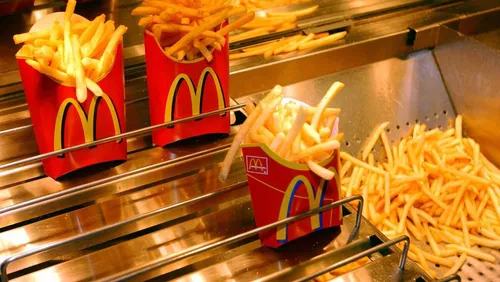 McDonald's rationne les frites au Japon après un problème...