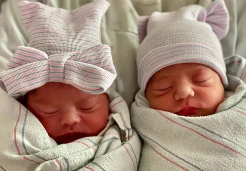 Des jumeaux sont nés avec 15 minutes de différence mais ont un an...