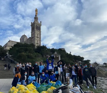Marseille : un ramassage de déchets au pied de la Bonne Mère