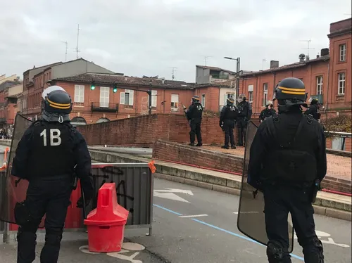 Toulouse : Epuisés et fatigués, les policiers appellent à fermer...