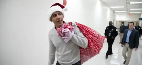 Barack Obama joue au Père Noël et distribue des cadeaux aux enfants...
