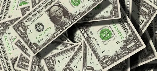 Il braque une banque et distribue les billets volés en criant «...