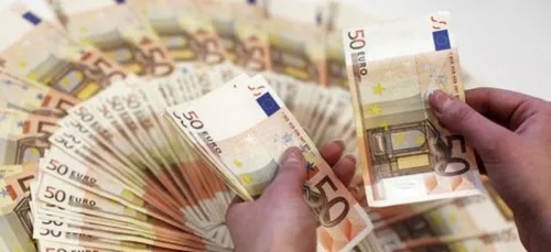 Il prend un jeu de grattage pour pouvoir payer en carte bleue, il...