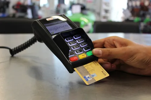 Remplacer la carte bancaire par votre main