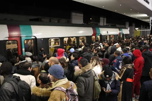 Grève : l’Unsa-RATP appelle à un « lundi noir » dans le métro et le...