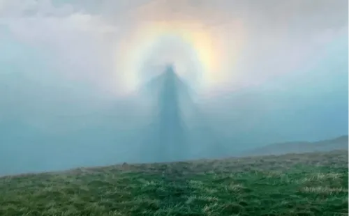 Un randonneur photographie une silhouette angélique dans le ciel...