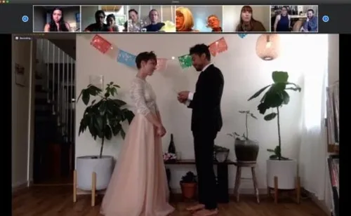 Confiné à la maison, un couple s'est marié sur internet en invitant...