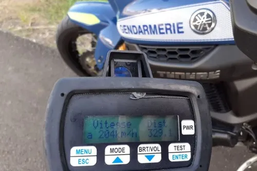 Il roulait à 204 km/h mais était en possession de son attestation...