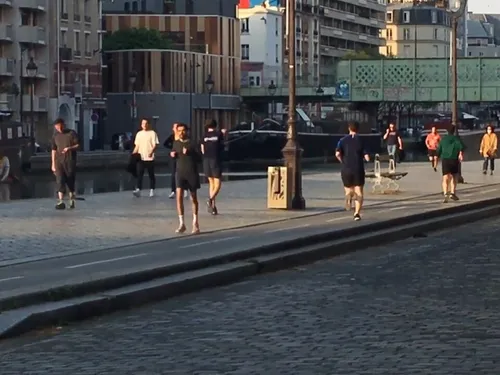 Confinement : à Paris, les rues prises d’assaut par les joggeurs à...