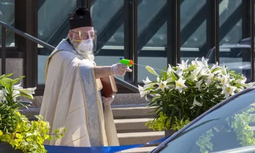 Un prêtre américain utilise un pistolet à eau pour bénir ses fidèles