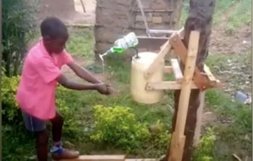 Un Kényan de 9 ans créé un lave-mains sans contact et reçoit un...