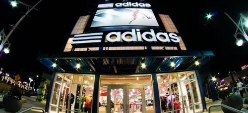 Etats-Unis : Adidas promet que 30 % des nouvelles embauches seront...