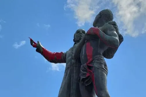 La statue de Victor Schœlcher barbouillée de peinture rouge-sang en...