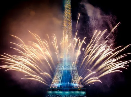 14 juillet à Paris : le feu d’artifice de la Tour Eiffel organisé...