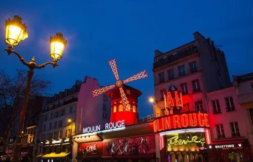 Des séances de cinéma gratuit sur le toit du Moulin Rouge