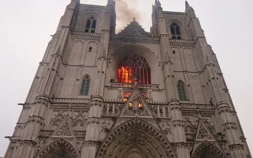 La cathédrale de Nantes touchée par un violent incendie